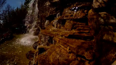 künstlichen-Wasserfall-im-neuen-Park-von-der-türkischen-Stadt-Adana