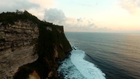 Felsige-Küste-auf-der-Insel-Bali.-Luftbild