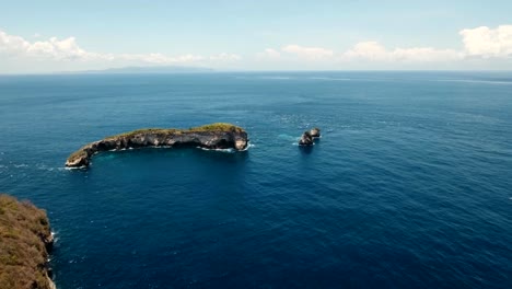 Isla-rocosa-en-el-mar.-Bali,-Indonesia