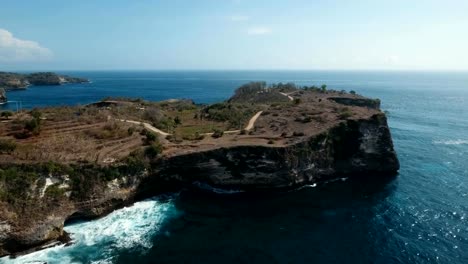 Paisaje-de-acantilados,-mar-y-olas-en-Nusa-Penida,-Bali,-Indonesia