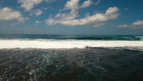 Wasser-Oberfläche-mit-großen-Wellen,-Luftbild.-Bali