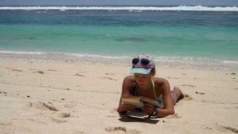 Mädchen-am-Strand-ein-Buch-lesen