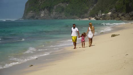 Familie-mit-Kind-am-Strand