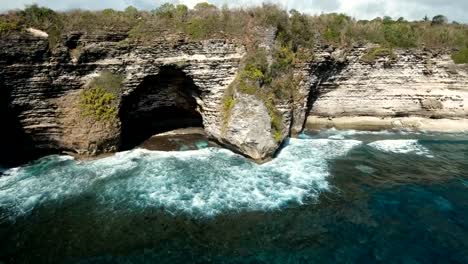 Seascape:-Felsen,-Meer-und-Wellen-bei-Nusa-Penida,-Bali,-Indonesien