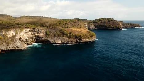 Paisaje-de-acantilados,-mar-y-olas-en-Nusa-Penida,-Bali,-Indonesia