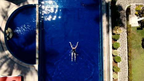 Mädchen-ist-im-Pool-schwimmen.