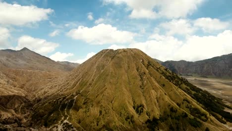 Volcano-with-a-crater.-Jawa,-Indonesia