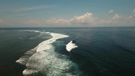 Wasser-Oberfläche-mit-großen-Wellen,-Luftbild.-Bali