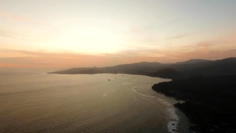 Sonnenuntergang-am-Meer.-Bali,-Indonesien