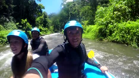 Rafting-auf-dem-Bergfluss-in-Indonesien