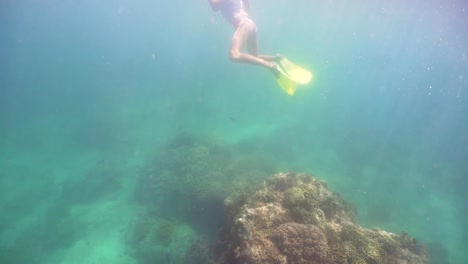 Chica-buceo-con-esnórquel-submarino