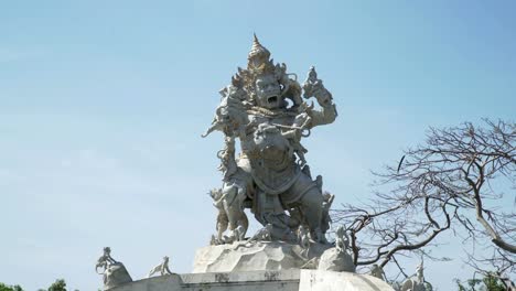 Statue-of-God-fighting-with-monkeys-in-Pura-Luhur-Uluwatu,-Bali