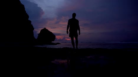 Hombre-levanta-las-manos,-posando-como-atleta-al-amanecer