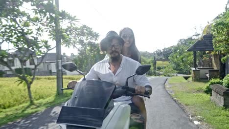 Couple-Enjoying-Tropical-Road-Trip