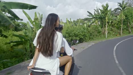 Paar-auf-Roller-in-Bali-reisen