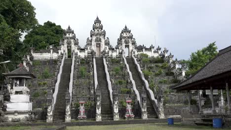 Hermosos-pasos-de-Templo-Lempuyang-en-día-soleado-de-verano,-Bali-Indonesia