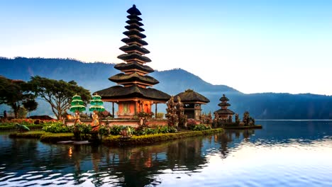 Pura-Ulun-Danu-Bratan-Tempel-auf-Wasser,-Bali-Wahrzeichen-Reise-Platz-von-Indonesien-4K-Zeitraffer-(verkleinern)