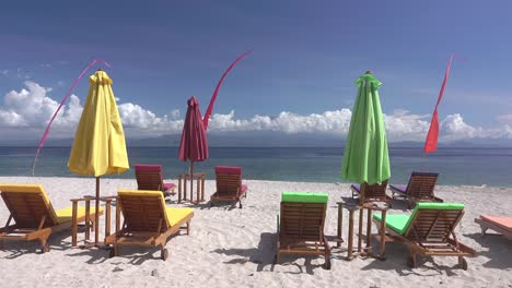 Vaciar-de-hamacas-y-sombrillas-en-la-playa.-Movimiento-rápido