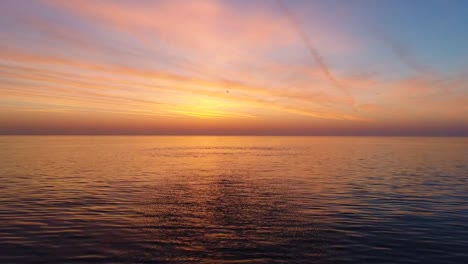 Hermoso-amanecer-sobre-el-video-de-agua-de-mar