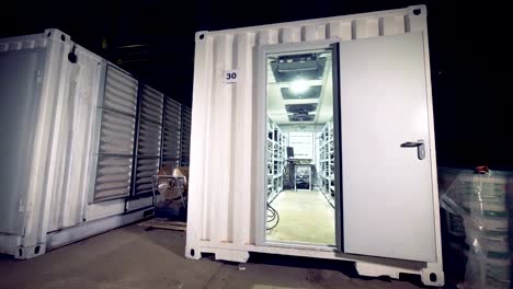 Bitcoin-Bauernhof-befindet-sich-in-Metall-Container.-Maschinen-für-den-Bergbau-kryptowährung,-Bitcoin.-Bergbau-kryptowährung-Konzept.