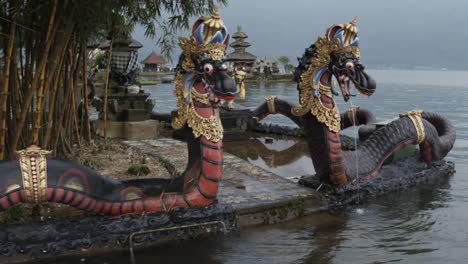 Templo-en-lago-en-Bali,-Indonesia