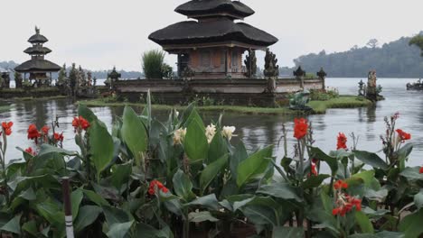 Templo-en-lago-en-Bali,-Indonesia