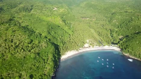 Luftaufnahme-der-schönen-Bucht-und-tropischen-grünen-Insel-mit-azurblauen-Wasser-des-Ozeans