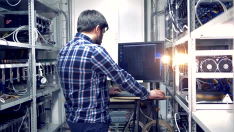 Ansicht-der-Rückseite-eines-Erwachsenen-Mannes-arbeiten-in-einem-Bergbau-rig