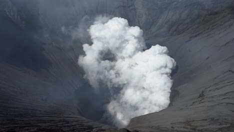 Monte-Bromo-Slavador-y-ventilación,-volcán-activo-del-mundo.