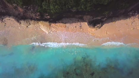 Nusa-Penida---Strand-von-oben.-Gerade-Drohne-geschossen