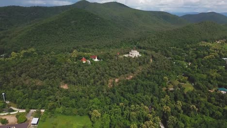 Top-Luftbild-Video-von-fliegenden-Drohne-von-grünen-Reisfeldern-Reis-in-diesem-Land-Region-von-Chaing-Mai,-Thailand