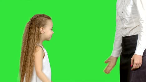 Glückliche-Mutter-geben-hohe-fünf-zu-ihrer-kleinen-Tochter-auf-einem-Green-Screen,-Chroma-Key