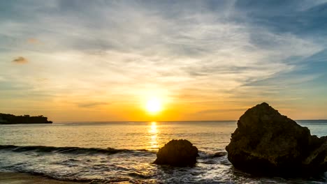 Lapso-de-tiempo-de-playa-al-atardecer,-Bali,-Indonesia