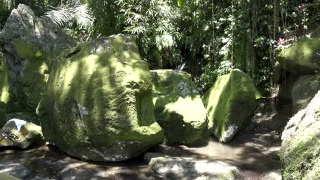 Goa-Gajah-oder-Elefantenhöhle,-befindet-sich-auf-der-Insel-Bali-in-der-Nähe-von-Ubud,-in-Indonesien.-Im-9.-Jahrhundert-erbaut,-diente-es-als-ein-Heiligtum