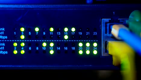 Netzwerk-Server-Panel-mit-Schalter-und-Patch-Kabel-Kabel-im-Datenraum.-Digitalrechner-für-Technik-Hintergrund.