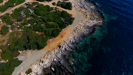 Imágenes-aéreas-de-la-línea-de-costa-rocosa-escarpada,-agua-turquesa,-línea-de-grandes-acantilados-de-la-costa.-4k