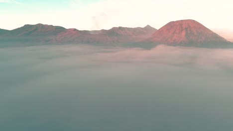 Mount-Bromo-eine-Luftaufnahme-360-zur-goldenen-Stunde,-Indonesien-mit-Nebel-bedeckt.