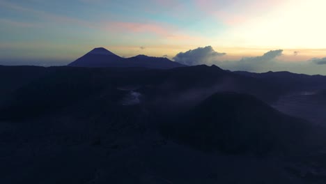 Mount-Bromo-eine-Luftaufnahme-360-zur-goldenen-Stunde,-Indonesien-mit-Nebel-bedeckt.