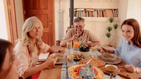 Familia-feliz-tener-comida-mediterránea-saludable-en-casa