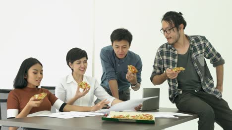 Business-people-eating-pizza-is-break-time-and-meeting-team-together-for-success-project.-Concept-of-teamwork,-relax,-creative-working-and-sharing-idea.