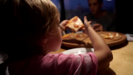 mamá-con-niños-elige-pizza-en-un-café-y-pasar-un-buen-rato