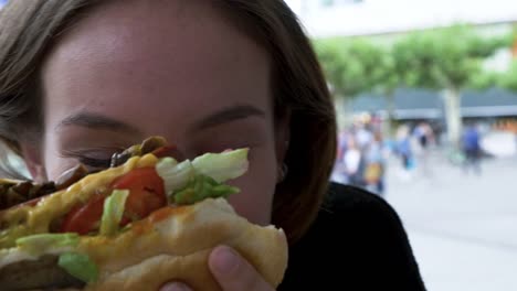 Schuss-in-den-Kopf-der-jungen-Frau,-die-Hamburger-essen