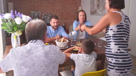 Kaukasische-Familie-frühstücken-zusammen-am-Tisch-zu-Hause