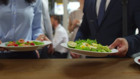 Colegas-con-almuerzo-de-negocios-en-restaurante