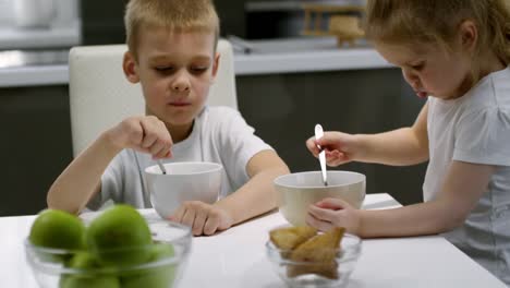 Adorables-niños-desayunando