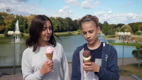 Jugendliche,-Eis-essen,-im-Park,-Nahaufnahme