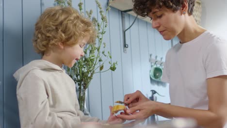 Cariñosa-madre-hacer-Sandwich-para-niño