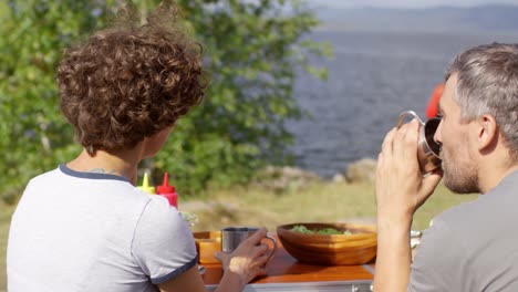 Paar-viel-Zeit-beim-Picknick-am-See