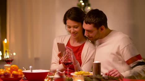 Paar-die-Selfie-zu-Hause-Weihnachtsessen