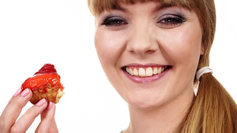 Frau-hält-Cupcake-Süßigkeiten-in-Hand-4K